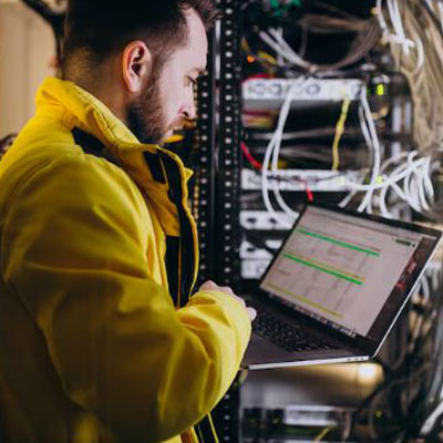 Técnico de NOPCONSYS trabajando en centro de datos