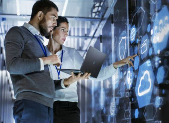 Consultores NOPCONSYS revisando infraestructura en la nube